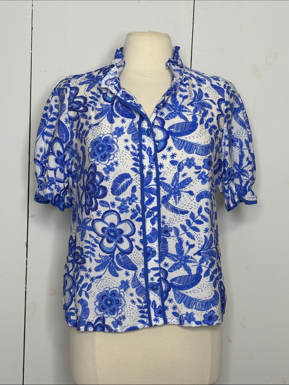 Lilymaes blue floral button front floral top size large